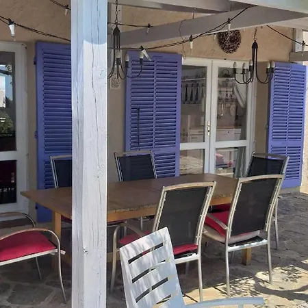 Les Lauriers Blancs Pour 6 Personnes Avec Piscine Privee Et Vue A Villa *